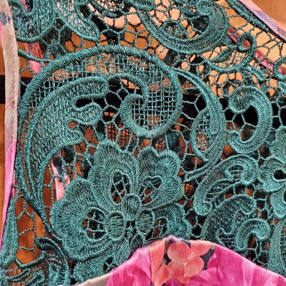 Gorgeous Floral Lace 2X Dress - Picture 3 of 6